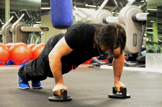 Omzunuz ağrıyor ise push-up aparatı ile bu egzersizi yapmanızda fayda var.