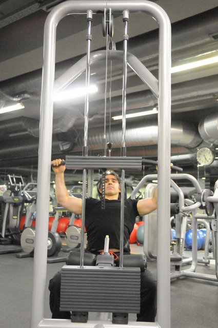 Yukarıda Açık Tutuş ile kabloyu göğse çekme hareketini görüyorsunuz.