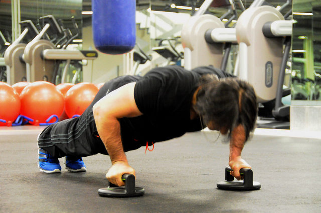 Omzunuz ağrıyor ise push-up aparatı ile bu egzersizi yapmanızda fayda var.