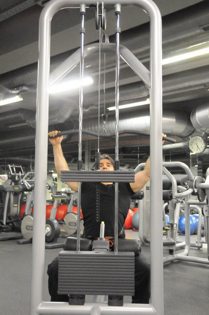 Yukarıda Açık Tutuş ile kabloyu göğse çekme hareketini görüyorsunuz.