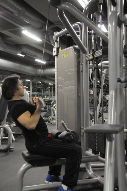 Lat Mach  -  -  - Belirtilen rahatsızlıklarda Lat Mach kapalı ve ters tutuşla çalışılması tavsiye edilir. Aynı çalışmayı yandan görüyorsunuz. -