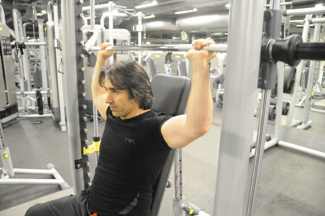 Barbell Shoulder Press  -  - Bar ile omuz itişinin enseden yapılması önerilmez. Göğüse indirerek  yapılması daha faydalıdır. Ancak çok dikkat edilmesi gereken bir nokta dirsekler arkaya değil aşağıya doğru pozisyon almasına özen gösterilmelidir.  -