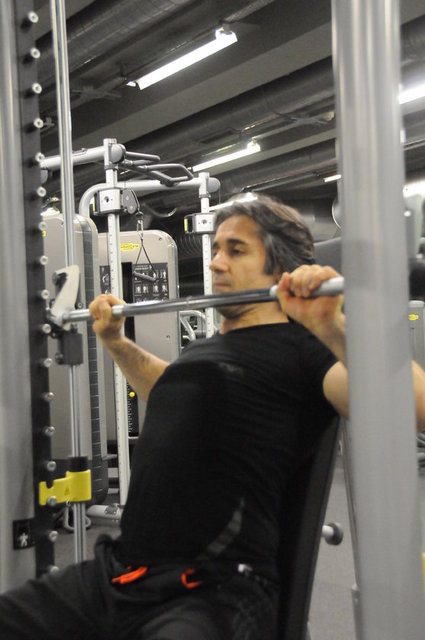 Yukarıdaki fotoğraflarda dirsekler arkaya gitmektedir. Bu yanlış çalışma şekli önerilmez.