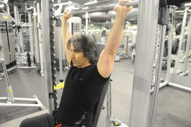 Barbell Shoulder Press  -  - Bar ile omuz itişinin enseden yapılması önerilmez. Göğüse indirerek  yapılması daha faydalıdır. Ancak çok dikkat edilmesi gereken bir nokta dirsekler arkaya değil aşağıya doğru pozisyon almasına özen gösterilmelidir.  -