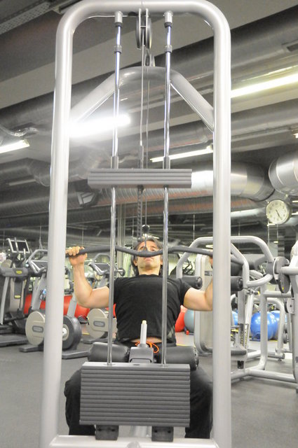 Yukarıda Açık Tutuş ile kabloyu göğse çekme hareketini görüyorsunuz.