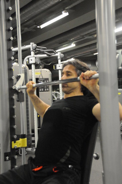 Yukarıdaki fotoğraflarda dirsekler arkaya gitmektedir. Bu yanlış çalışma şekli önerilmez.