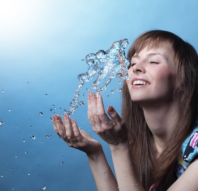 Yüzünüzü bol tazyikli suyla yıkamanız cildinizdeki stresi azaltır