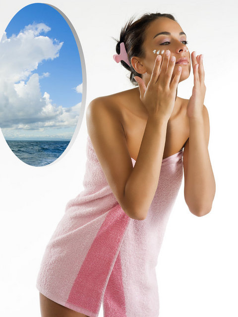 Salatalıkta bulunan A, B ve C vitamini cildinizin vitamin yönünden doymasını sağlar, bu nedenle yüzünüze salatalık sürmeyi ihmal etmeyin. Üstelik cildin nem dengesini sağlar. -