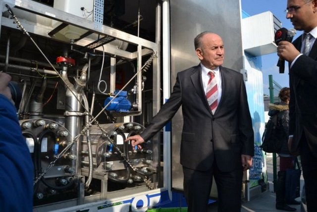 İstanbul Büyükşehir Belediyesi Kadir Topbaş, Türkiye'de ilk defa sadece otomobillere değil, deniz araçlarına da dolum yapabilecek hidrojen dolum tesisinin açılışında, ''10 liraya 120-130 kilometre gidebiliyorsunuz. Hem maliyeti düşük hem de çevreye saygılı'' dedi.