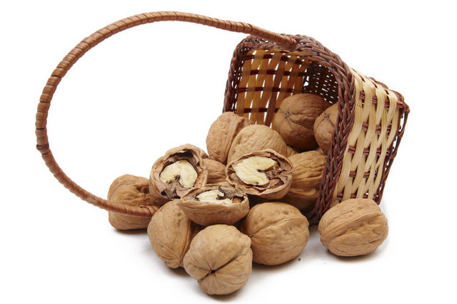 Ceviz - çeşitli hastalıklarla mücadelede antioksidan bakımından zengindir. Kolesterolü düşürmek, kalp hastalıkları riskini azaltmak bunlardan birkaçıdır. E vitamini açısından zengin olan ceviz, genç bir cilde sahip olmanızı sağlar.