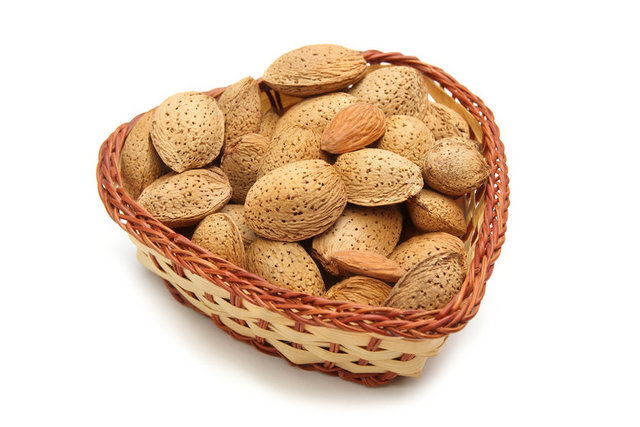 Badem - vitamin ve mineraller açısından son derece zengindir. E vitamini açısından zengindir ve cilt ive saç sağlığı için çok faydalıdır. Lif bakımından zengin olan badem, kabızlık sorununu engeller. Badem, kalp sağlığını korur, yüksek koleksterol seviyesini