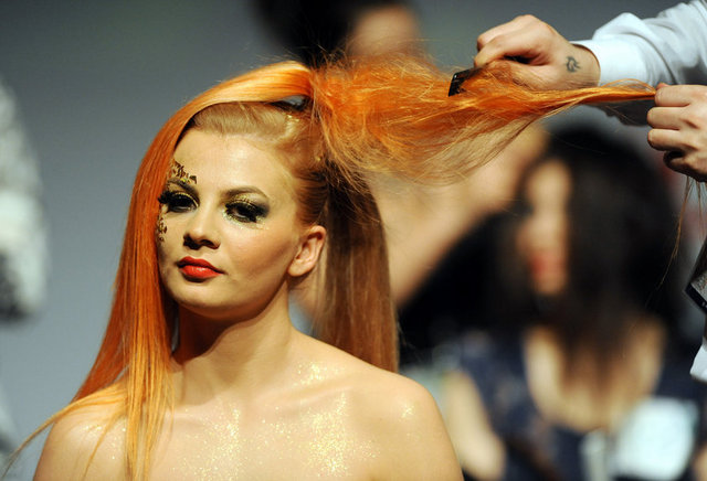 Kuru Saçlar İçin Nemlendirici Saç MaskesiMalzemeler - Yarım su bardağı saf zeytinyağı10 damla limonYarım su bardağı saf zeytinyağına 10 damla limon sıkarak hazırladığınız karışımı tüm saçınıza dipten uca kadar uygulayın. Yarım saat beklettikten sonra ılık suyla 1 defa şampuanlayarak yıkayın. -