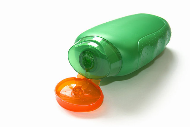 Saçınızı sabunla yıkamayın. Sabun alkali içerdiği için cildi kurutarak - mantar ve bakteri üretimine neden olur.