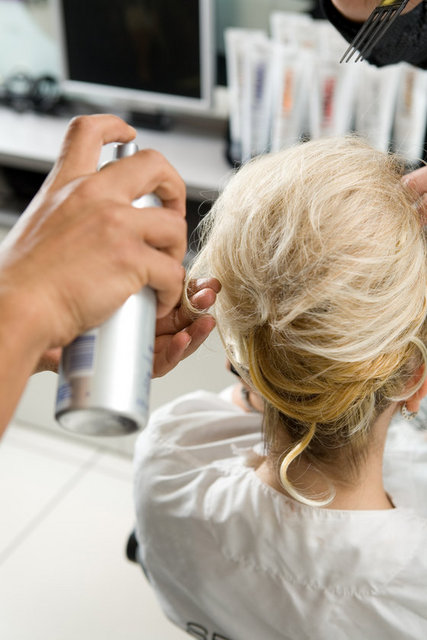 Yıpranmış Saçlar İçin Nemlendirici Saç Maskesi -  - MalzemelerYarım su bardağı badem yağı2 yumurta sarısı10 damla limon - Tüm malzemeleri karıştırın.Hazırladığınız karışımı tüm saçınıza dipten uca - kadar uygulayın. Yarım saat beklettikten sonra ılık suyla 1 defa şampuanlayarak yıkayın. -