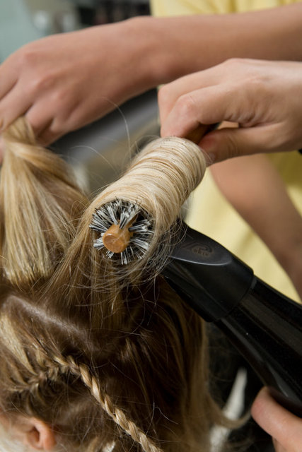 Saç dipleri ve saç üzerinde yer alan asit ve koruyucu lipit tabakayı - erittiği için saçınızı çok sıcak suyla yıkamayın. Ilık suyu tercih edin. - Saç kurutma makinesini yüksek sıcaklıkta çalıştırmayın.