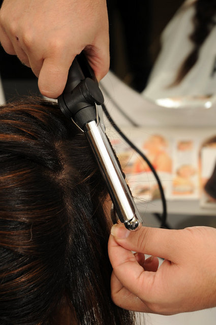 Yüksek sıcaklık, fön - çekmek ve aşırı sıcak maşalarla saçı şekillendirmek zararlıdır. - Saçınızı çok gergin bağlayan ağır toka ve taçlar kullanmayın. Bu şekilde - kullandığınız toka ve taçlar saçlarınızın köklerinden çekilmesine ve - kopmasına neden olur.