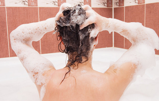 Saçlarım Sağlıkla Parlasın Diyorsanız;Saçınızı seyrek yıkayın. Fazla yıkamak saçı kurutur, kırılarak yıpranmasına neden olur. 3 günde bir yıkamak büyük şehir yaşamanın kirli havasında zorunludur.