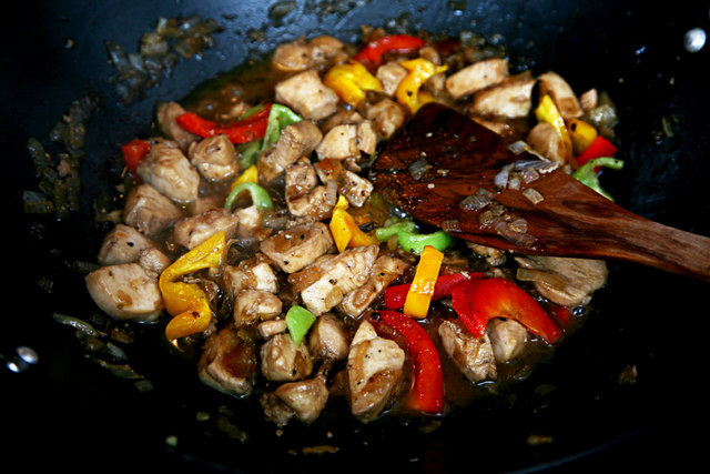 B2 VitaminiYeşil yapraklı sebzeler, badem, peynir, tavuk, sığır eti, böbrek, buğdayda bulunur. Deri ve gözleri korur, bÜyüme ve gelişmede yardımcıdır. -