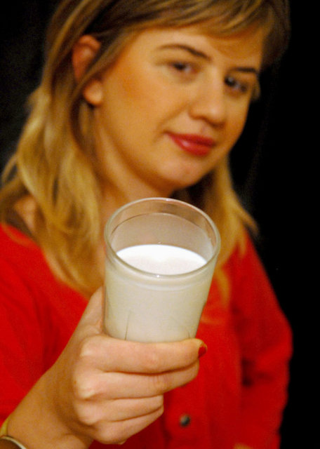 D vitaminiSüt, tereyağı, peynir, yumurta sarısı, karaciğer, balık yağı, balıkta bulunur. Gözlere ve cilde çok faydalıdır. -