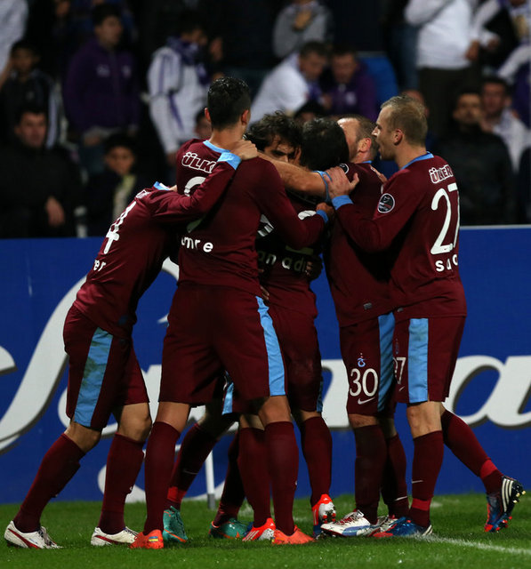 570-Trabzonspor - S.Urfaspor Ziraat Türkiye Kupası'nda Trabzonspor Şanlıurfaspor'u konuk ediyor. Son lig maçında Eskişehirspor'a 3-0 malüp olan Trabzonspor'da sular kaynıyor. Sakat ya da cezalı bir futbolcusu bulunmayan Trabzonspor'un nasıl bir kadroyla sahaya çıkacağı merak konusu yedek ağırlıklı bir kadro ile sahada olması beklenen Trabzonspor'da herhangi bir olumsuz skorda şehirde nasıl bir tepki olacağıda soru işareti. Şanlıurfaspor'da ise kırmızı kart cezalısı Kıvanç Karakaş ve sakat olan Önder Çengel oynamayacak.