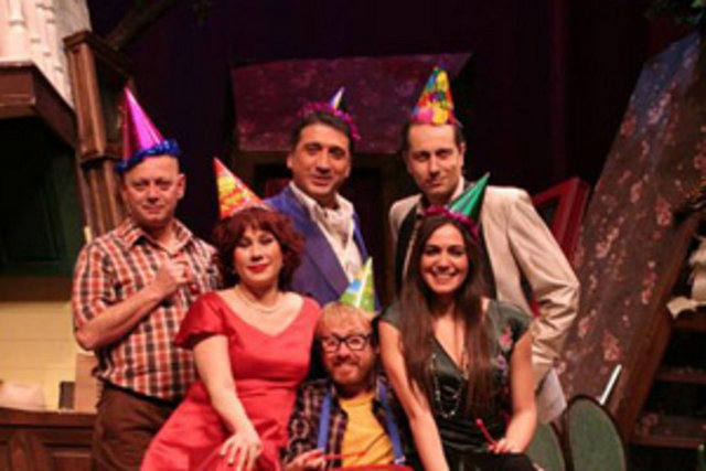 2 Aralık Pazar, Harbiye Muhsin Ertuğrul Sahnesi'nde; saat 15.30'da, Harold Pinter'in yazdığı, Memet Fuat'ın çevirdiği, Yıldıray Şahinler'in yönettiği, Bahtiyar Engin, Cem Davran, Jülide Kural, Mert Tanık, Özge Borak ve Yıldıray Şahinler'in rol aldığı "Doğum Günü Partisi". Tel: (212 455 39 19)