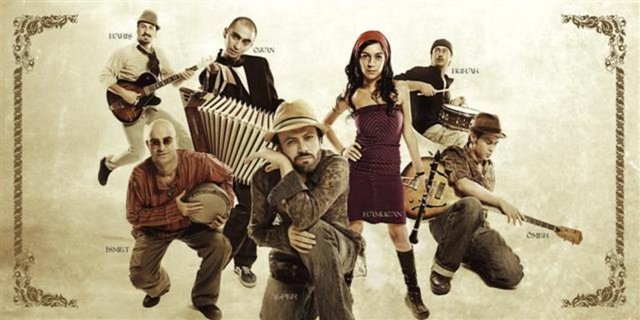 1 Aralık Cumartesi, İstanbul Live'da; saat 22.00'den sonra Luxus. Giriş: 23 TL. Tel: (541 889 10 90)