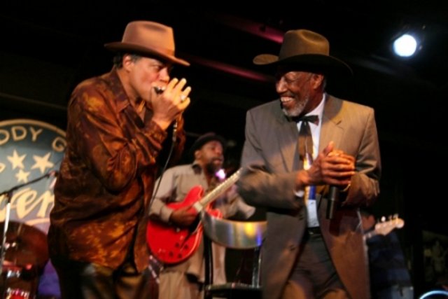 30 Kasım ve 1 Aralık, Lütfi Kırdar Rumeli Salonu Hall 1; saat 18.30'da, Efes Pilsen Blues Festival kapsamında, blues müziğinin güçlü isimlerini ağırlıyor. Festivalin konukları arasında, Grammy ve Emmy olmak üzere pek çok uluslararası prestijli organizasyonda ödüle layık görülmüş olan armonika blues üstadı Billy Branch ve grubu The Sons of Blues, Billy Branch'ın özel konuğu olarak genç yaşlarda blues ve r&b seslendirmeye başlayan Zora Young, Teksas Blues tarzının en önemli temsilcilerinden olan elektronik blues gitaristi Smokin' Joe Kubek & Bnois King ile 2010 ve 2011'de "En İyi Baterist" ödülüne layık görülen, Legendary R.L. Burnside'ın torunu ve dünyanın en iyi davulcularından Cedric Burnside yer alıyor. Giriş: 39, 28 TL. Festival 4 Aralık'ta Edirne RYS Otel, 5 Aralık'ta ise Çanakkale Kolin Hotel'de. Tel: (216 556 98 00)