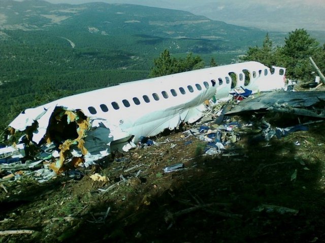 2007 - İstanbul-Isparta seferini yapmakta olan, Atlasjet Havayolları'na ait 4203 sefer sayılı,MD-83 tipi yolcu uçağı, Isparta'nın Çukurören ve Kılıç köyleri arasında kalan Türbetepe mevkiinde düştü. Isparta Süleyman Demirel Üniversitesi'ndeki bir fizik konferansına katılmak üzere uçakta bulunan nükleer fizikçiler Engin Arık, Fatma Şenel Boydağ ile yanlarında bulunan 4 akademisyen kazada hayatını kaybedenler arasındaydı. 50 yolcu ve 7 mürettebattan kurtulan olmadı.