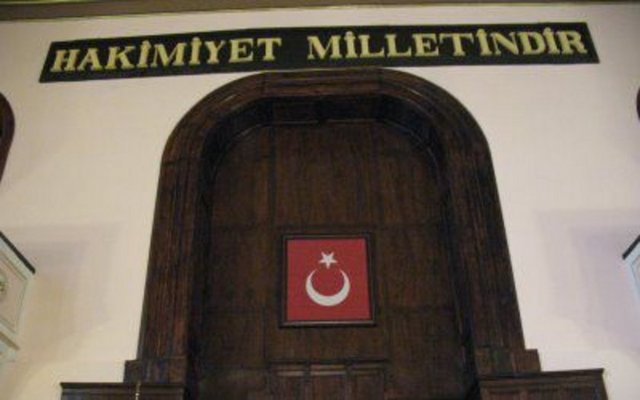 1925 - TBMM kürsüsünün arkasındaki duvara Hakimiyet Milletindir yazısı asıldı.