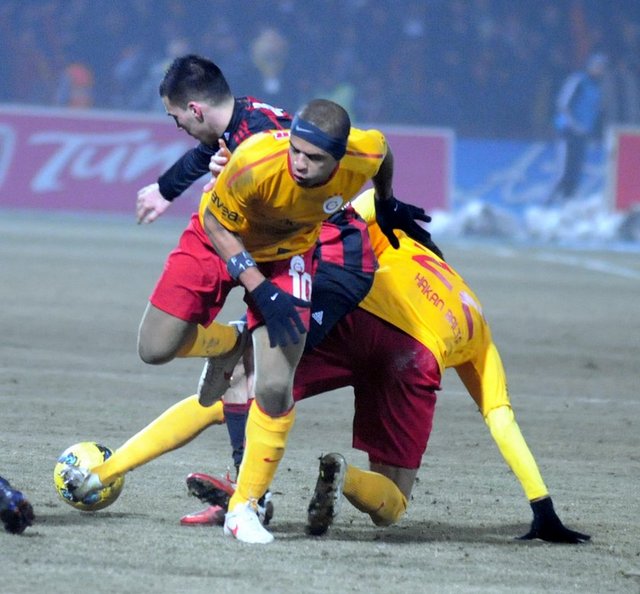 124-Galatasaray - Gaziantepspor Lider Galatasaray; Gaziantepspor'u konuk ediyor. Galatasaray'da sakatlığı devam eden Tomas Ujfalusi ve cris bu maçın kadrosunda olmayacak. Gaziantepspor'da ise Muhammet Demir forma giymeyecek.