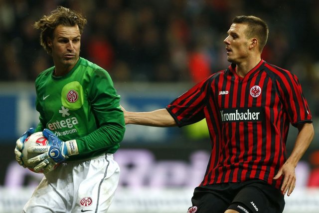 133-F. Dusseldorf - Eintracht Frankfurt Bundesliga'da haftanın açılış maçında Duseeldorf Frankfurt'u ağırlıyor ev sahibi ekipte kırmızı kart cezalısı Ivan Paurevic, sakatlıkları devam eden Jens Langeneke, Tobias Levels, Stelios Malezas, Oliver Fink kodroda olmayacak. Frankfurt'ta ise Carlos Zambrano, Pirmin Schwegler ve Anderson Bamba bu maçta forma giyemeyecekler.