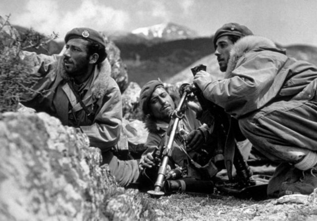 1944 yılında Yunanistan'da komünistler ve kralcılar arasında Yunan İç Savaşı başladı