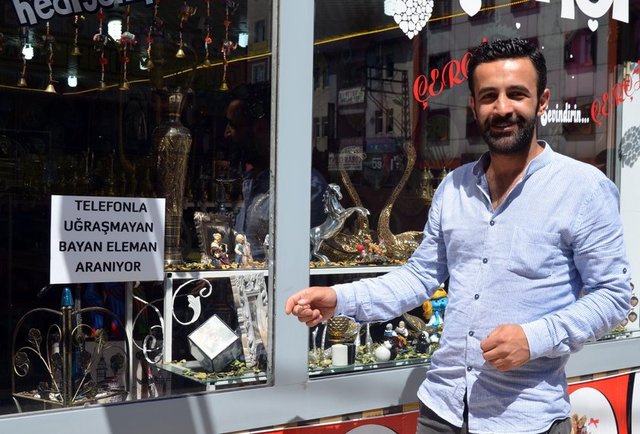 Mağaza camına bu ilanı astı! Ağrı'da hediyelik ve antika eşya satan Burak Aydemir iş yerine telefonla uğraşmayan bayan eleman arıyor...