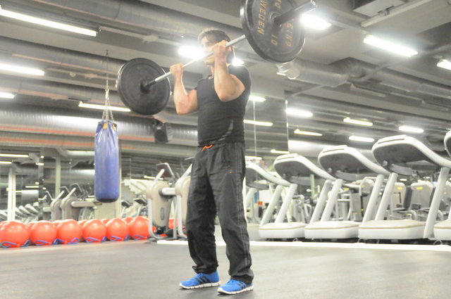 Egzersiz adı: Barbell Curl (Bar ile kol bükme) - Hedef kas grupları: Musculus Biceps Brachii ( Kol ön grup)  -