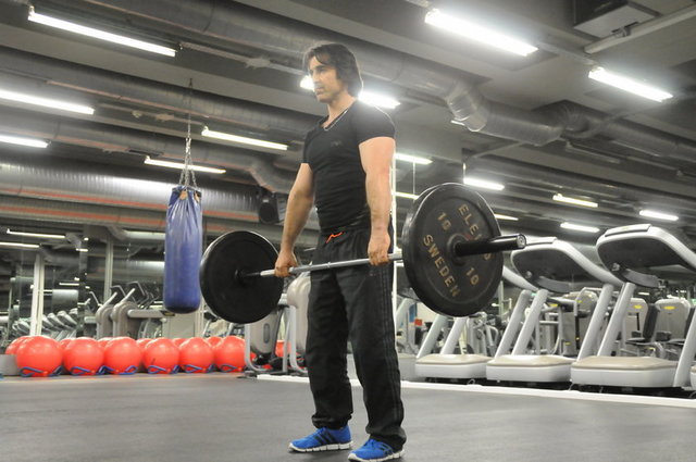 Egzersiz adı: Barbell Shrug (Bar ile omuz silkme veya Banane Hareketi) - Hedef kas grupları: Musculus Trapezius ( Trapez kası)  -