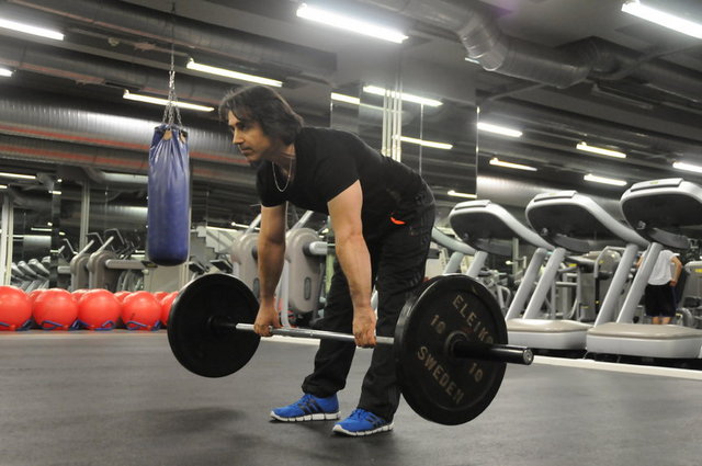 Egzersiz adı: Barbell Dead Lift (Bar ile ölü kaldırış - Arka Bacak için) - Hedef kas grupları: M. Hamstring  ( Bacak arka grup kaslar)  -