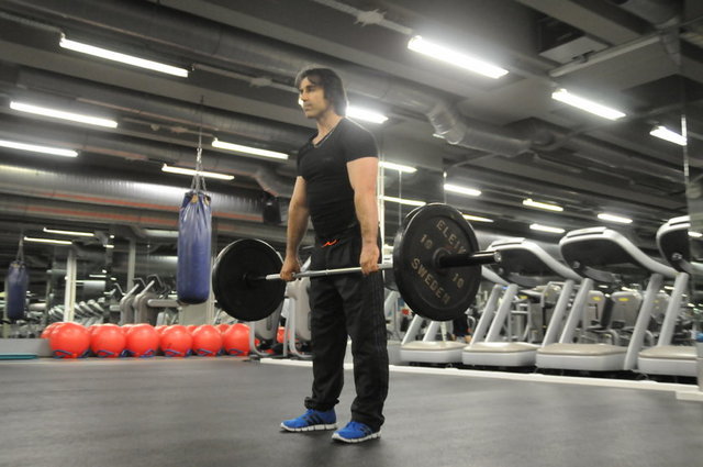 Egzersiz adı: Barbell Dead Lift (Bar ile ölü kaldırış - Arka Bacak için) - Hedef kas grupları: M. Hamstring  ( Bacak arka grup kaslar)  -