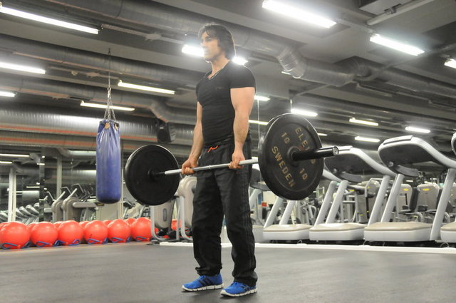 Egzersiz adı: Barbell Curl (Bar ile kol bükme) - Hedef kas grupları: Musculus Biceps Brachii ( Kol ön grup)  -