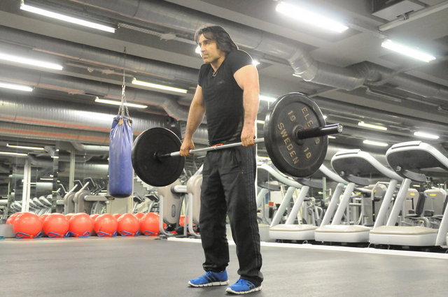 Egzersiz adı: Barbell Shrug (Bar ile omuz silkme veya Banane Hareketi) - Hedef kas grupları: Musculus Trapezius ( Trapez kası)  -