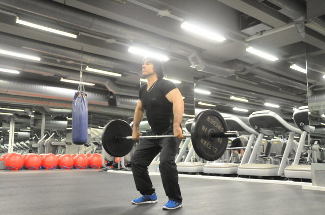 Egzersiz adı: Hanging Clean (Elden Omuzlama) - Hedef kas grupları: M.Brachialis, M.Braclioradioalis ( Kol - Ön Kol kasları)  -
