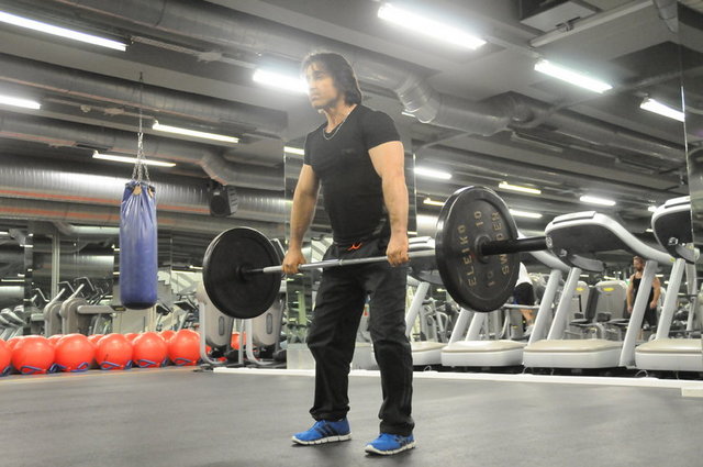 Egzersiz adı: Clean (Omuzlama) - Hedef kas grupları: M.Brachialis, M.Brachioradialis ( Kol - Ön Kol kasları)