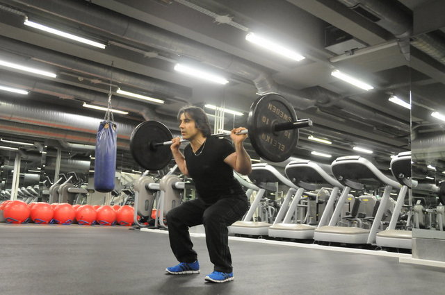 Egzersiz adı: Barbell Squat (Bar ile Çömelme) - Hedef kas grupları: M.Gluteus Maximus ( Kalça kası)  -