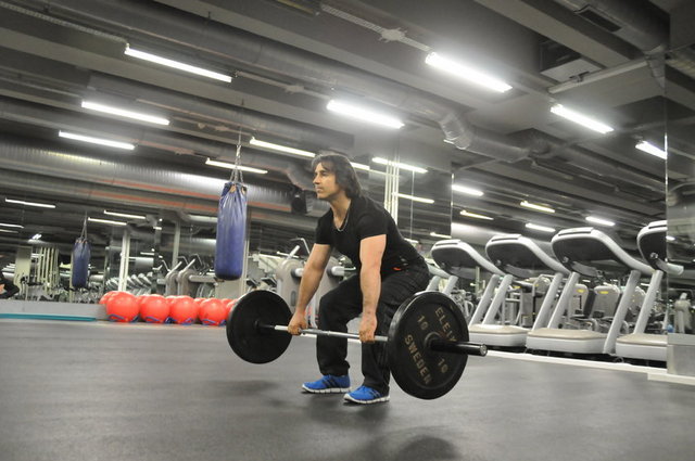 Egzersiz adı: Barbell Dead Lift (Bar ile ölü kaldırış - Kalça için) - Hedef kas grupları: Musculus Gluteus Maximus ( Kalça kası)