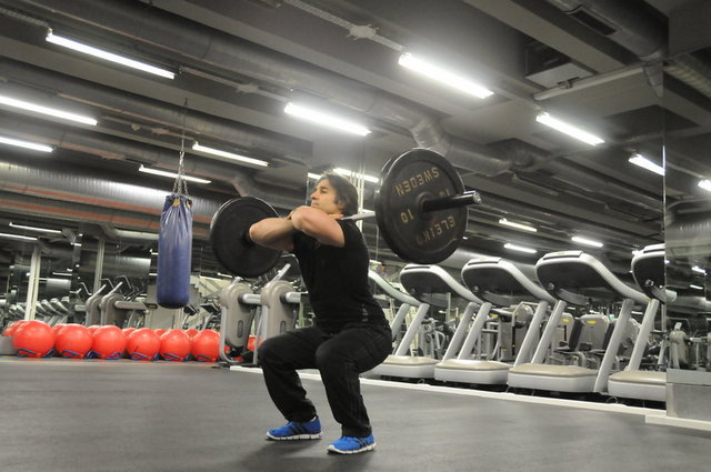Egzersiz adı: Barbell Front Squat (Bar Önden Tutuşlu Squat) - Hedef kas grupları: M.Quadriceps Femoris ( Bacak Öngrup)