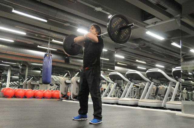 Egzersiz adı: Barbell Front Squat (Bar Önden Tutuşlu Squat) - Hedef kas grupları: M.Quadriceps Femoris ( Bacak Öngrup)