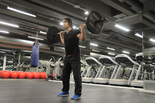Egzersiz adı: Barbell Squat (Bar ile Çömelme) - Hedef kas grupları: M.Gluteus Maximus ( Kalça kası)  -