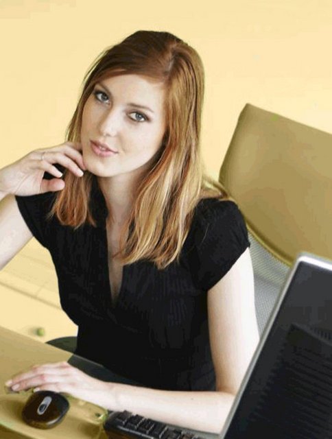 İşyerinde Mutlu olmayı seçin: Mutluluk aslında bir seçim, mutlu olmayı seçebilirsiniz ya da seçmeyebilirsiniz. Bu kadar basit. İşyerinde sizi mutsuz eden düşüncelerden uzaklaşın, işinizle ilgili güzel yönlere odaklanın, dedikodulardan ve negatif enerji yayan insanlardan uzak durun. Eğlenceli ve düşünceli arkadaşlar edinin. Bunların hepsi işyeri ile ilgili seçim ve tercihler, siz mutlu olmayı seçin