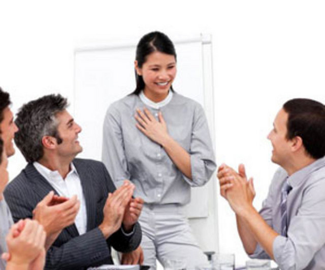 Kendiniz hakkında feedback toplayın: İşi nasıl yaptığınız ya da işyerindeki algılanmanız hakkında size yeterince geri dönüş yapılmıyor olabilir, bu durumda yöneticinize ya da iş arkadaşlarınıza kendiniz hakkında kendiniz sorular sorun, gelen cevaplara göre kendinizi değerlendirin. Ama olumsuz geri dönüşler noktasında hazırlıklı olun ve kendinizi yıpratmayın.