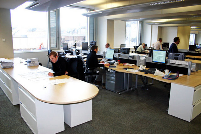 İşyerine neler olup bitiyor araştırın, öğrenin: İşiniz ve işyeriniz ile ilgili size yeterince bilgi gelmiyor olabilir, ama bu konuda şikayet etmekten ziyade, bilgi size gelmiyorsa, siz bilgiye erişin. Firmanız ile ilgili gelişmeleri takip edin, yöneticinize sık sık işiniz ile ilgili sorular sorun, bilgi edinebileceğiniz iş arkadaşları edinin.