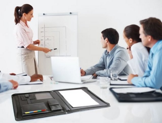 Kendi kişisel gelişim ve kariyer planınınız kendiniz yönetin: İşyerinde yöneticiniz sizin iş ile ilgili kendinizi geliştirmeniz noktasında yeterince istekli ya da ilgili olmayabilir. Ama bir düşünün, kendinizi geliştirmeniz için en çok istekli olan kişi kim? Tabi ki siz. Bu durumda kendi gelişiminizi başka birinin kontrolüne bırakmayın, kendiniz yönetin. Sorular sorun, işinizle ilgili yayınları takip edin, sektörel dergi ve kitapları okuyun, internet sitelerini ziyaret edin.